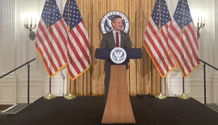 Майк Уолц е добавил журналист по погрешка в секретна чат