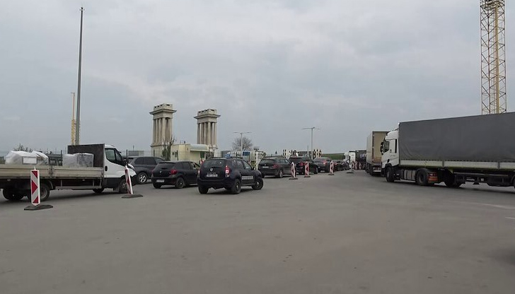 Временно затваряне доведе до струпване на стотици камиони на границатаСлед