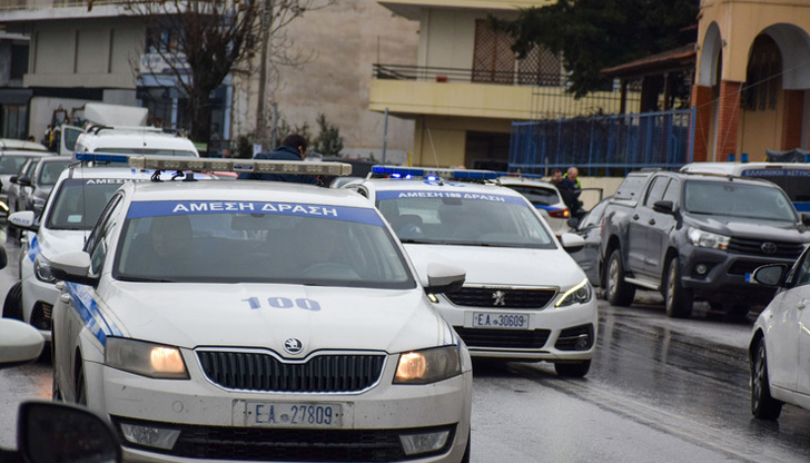 Европол и гръцката полиция удариха канал за мигранти с български