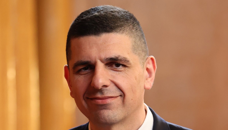 Депутат от ПП-ДБ: Пеевски се е вживял на Робин Худ