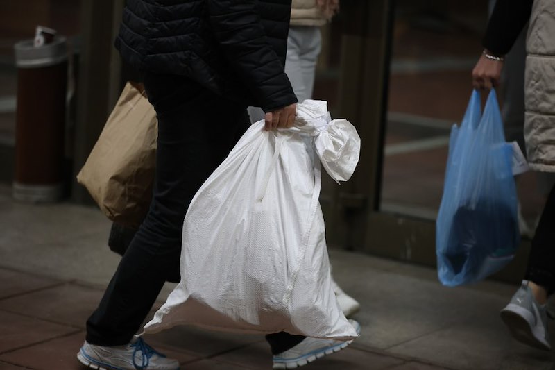 Изборна комисия в София опакова бюлетини в синя найлонова торба