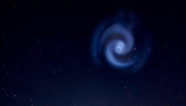 Метеоролози и астролози дадоха логично обяснение за феноменаНеобичайна светлинна формация