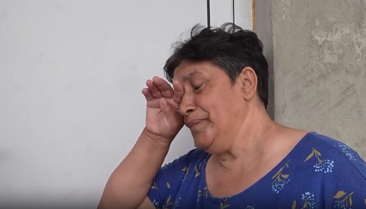 Чужди хора помагат с каквото могат, докато си стъпя на