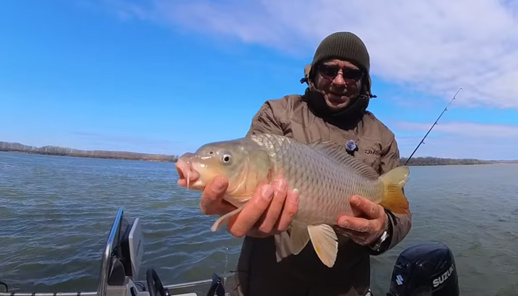 Опитен рибар споделя тайните на успешния улов в началото на