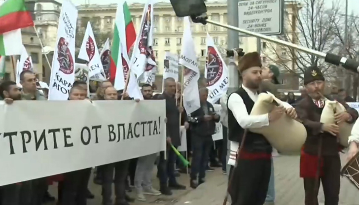 Радостин Василев заплаши с нахлуване в парламента, ако не бъде