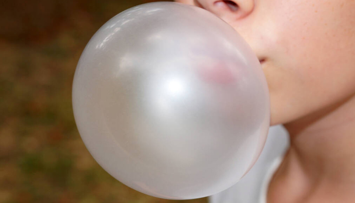 Микропластмасите се отделят през първите осем минути от дъвченетоДъвката, която