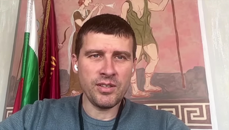 Пеевски влиза с шут в кабинета на председателя на НС,