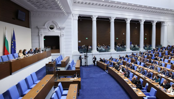 Минималната работна заплата става 1077 лева от 1 януариНародното събрание