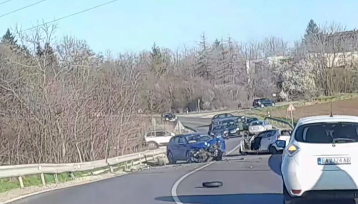 Два леки автомобила се удариха челно този следобедТежък пътен инцидент