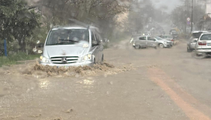 Автомобилите се движат трудно, тротоарите са под водаСилен дъжд наводни