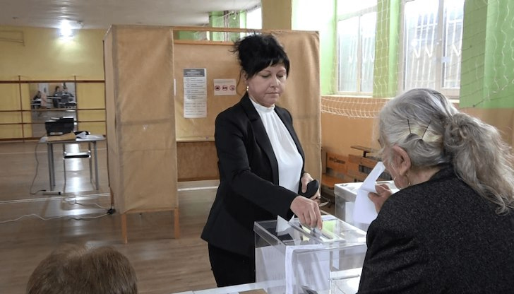 Кандидатът за кмет гласува с хартиена бюлетинаВ деня на частичните