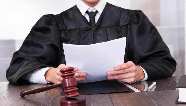 60-годишният мъж е присвоил 30 000 евро, представяйки се за