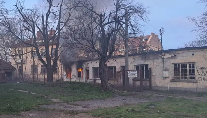 Убежище на клошари пламна в непосредствена близост до жилищен блок