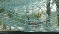 Мъж счупи умишлено стъклото на бус в Две могили