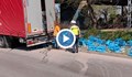 Камион разпиля бутилки минерална вода край кръговото на КАТ в Русе