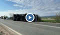 Преобърнат камион затрудни движението край Казанлък