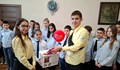 Великденски дар: Ученици събраха средства за лечението на Стилян от Русе
