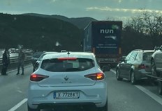 Сблъсък между камион и лек автомобил затруднява пътуващите към столицатаТежък