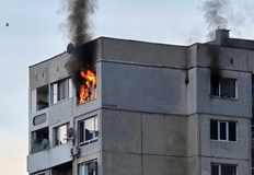 Пламъците обхванаха жилище на последния етаж на блок в квартал