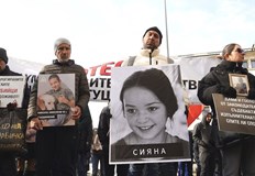 Камион натоварен с хартия отне живота на 12 годишно момиче в