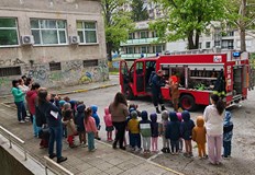 Малчуганите от четвърта група се запознаха отблизо с пожарникарска техника