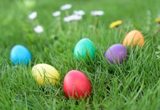 Името идва от обичая размятване на яйца Вторият ден от Великден