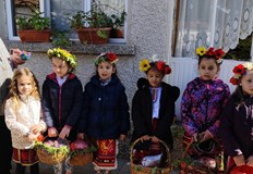 Момичетата пяха обредни песни и благославяха за здравеТрадицията на Лазаровден