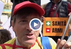 Демонстрацията е срещу превъоръжаването на Европейския съюзХиляди италианци излязоха по