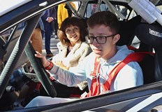 Демонстрация по майсторско шофиране стартира в ПГ Юрий Гагарин Атрактивна демонстрация