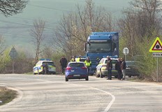 Движението е пренасочено по обходен маршрут през околните селаДвижението по