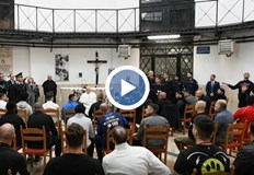 Светият отец изми нозете на 12 затворнициПапа Франциск посети римски