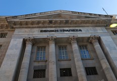 Магазините и супермаркетите ще работят с променено работно времеБанковите институции