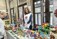 Изработени от деца със специални потребности и бездомни хора изделия