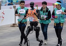 Най добрият робот финишира с близо два часа по бавно от най бързия