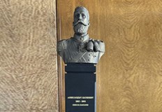 Триметровият бюст ще бъде поставен на площад Батенберг Общински съвет –