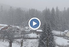 Автомобил с трима души пропадна на прохода Печинско Снежната покривка в