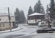 Снежна покривка затрудни достъпа до туристическите маршрути в РодопитеНеобичайно за