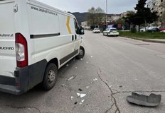 Районът остава труднопроходим заради разпръснати отломкиКатастрофа между бус Фиат и