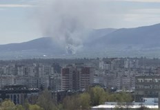 12 огнеборци се борят с огъняГолям пожар избухна в автосервиз