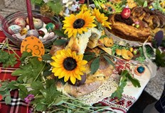 Пенсионери от Русе представиха своите великденски творения в конкурсна изложбаДесетки