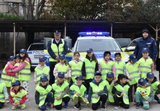 Малчуганите раздадоха на шофьорите цветни палки с послание Пази детето