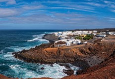 Островът е част от архипелага Канарски острови и е целогодишна