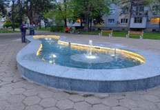 Съоръжението е изцяло обновено с мраморна облицовка водни дюзи и