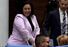 Депутатката от ГЕРБ получи аплодисменти в пленарната залаСлед операция и