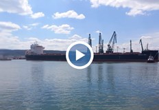 Плавателният съд с дължина 229 метра превозва 58 000 тона