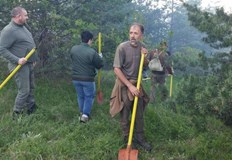 Петнадесет горски служители гасят пожара преди настъпването на нощтаГорски служители