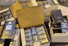 Задържани са и десетки адаптери зарядни устройства и външни батерии