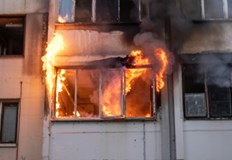 Пожарът е овладян без да се налага евакуация на съседитеЕкипи