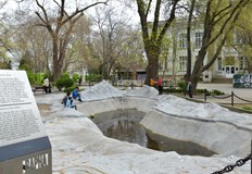 Образователното съоръжение пред входа на Аквариума е с изкъртени и