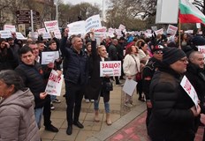 Над 1000 души се събраха пред Общината с искане за